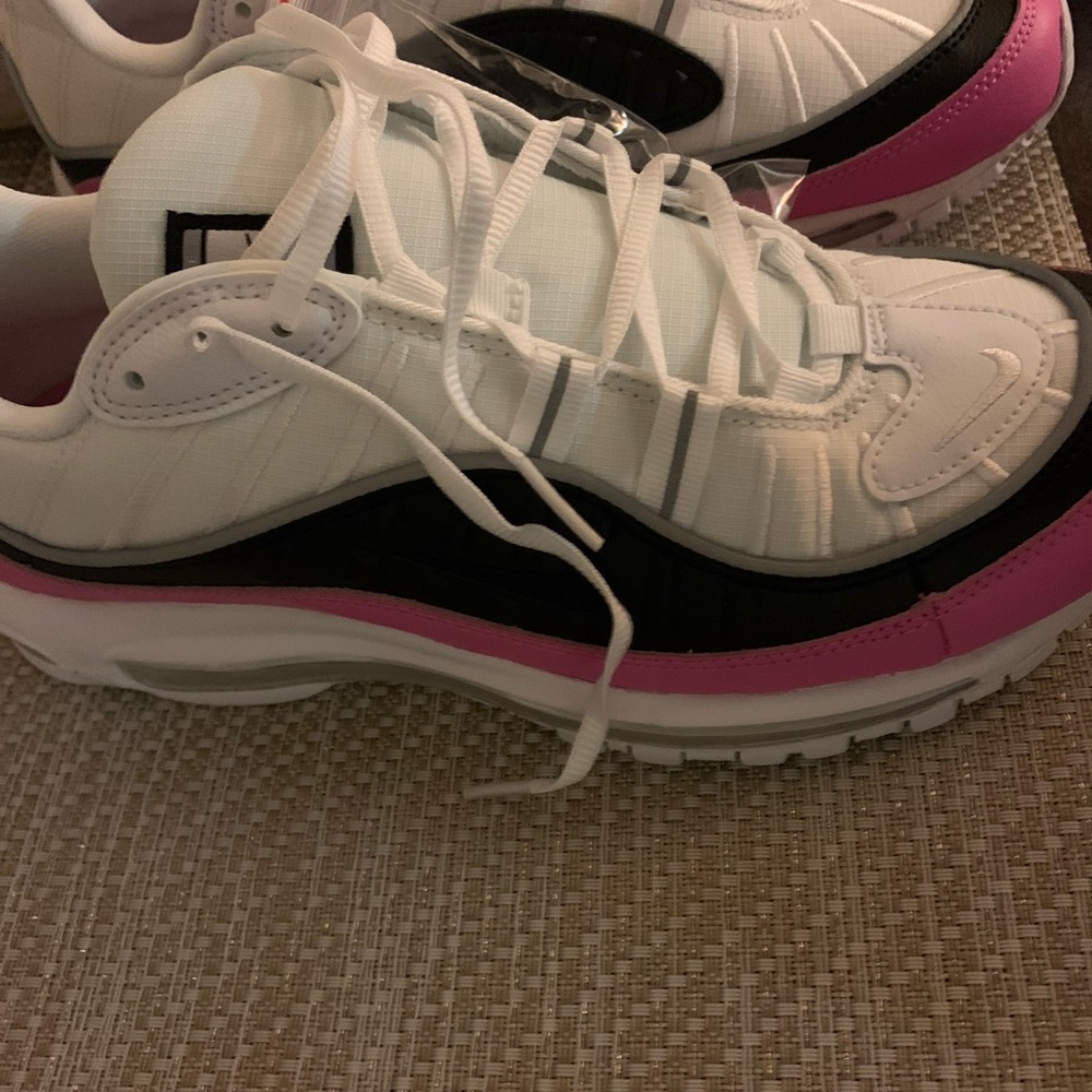 Women’s Nike Air Max ‘98 size 9